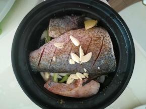 在撒一些大蒜和生姜