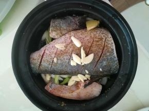 在撒一些大蒜和生姜