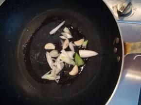 热锅放油，放入葱姜蒜煸香。