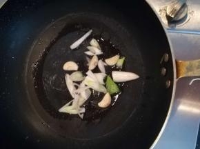 热锅放油，放入葱姜蒜煸香。