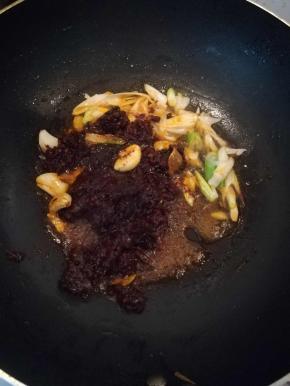 加入烤鱼火锅底料，炒出香味。