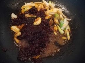 加入烤鱼火锅底料，炒出香味。