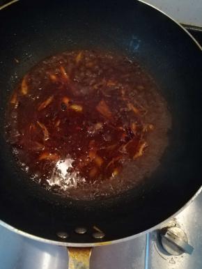 加入适量的清水。