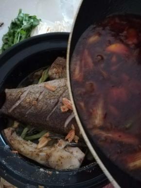 倒入烤好的鱼上面。放入烤箱，继续200℃10分钟即可。