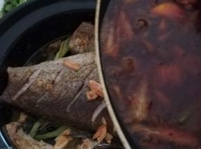 倒入烤好的鱼上面。放入烤箱，继续200℃10分钟即可。