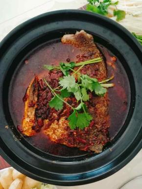 撒上香菜装饰。