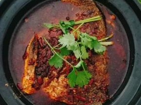 撒上香菜装饰。