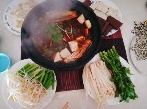 加入想吃的配菜，咕嘟咕嘟煮一煮就好了。冬天来个烤鱼火锅棒棒的