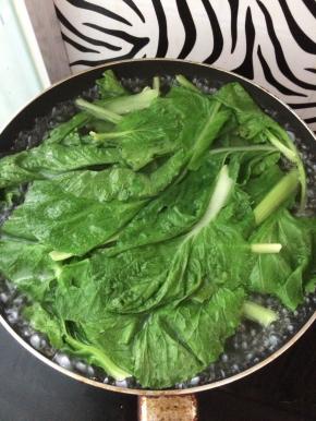 锅中放入水，放入1小勺盐，放入小白菜，焯水。