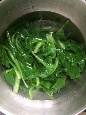 将焯过水的小白菜捞出，放入凉水中过凉。