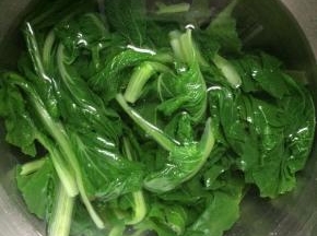 将焯过水的小白菜捞出，放入凉水中过凉。