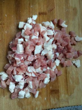 猪肉切丁，备用。