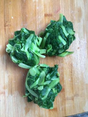 将过凉水的小白菜，捞出，攥干水份