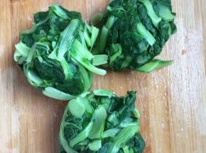 将过凉水的小白菜，捞出，攥干水份