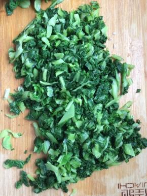 用刀切碎，备用。