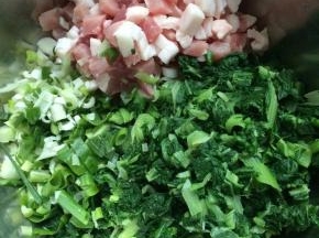 将处理好的小白菜，猪肉丁，葱碎，放入一个大点的容器中。