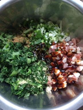 放入生抽，老抽，耗油，鸡精，盐，花生油，少许五香粉，搅拌均匀备用。