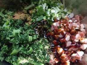放入生抽，老抽，耗油，鸡精，盐，花生油，少许五香粉，搅拌均匀备用。