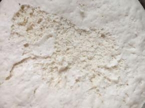面粉中放入酵母，加入水，和成光滑的面团，盖上保鲜膜，放在温暖处发酵至2倍大。