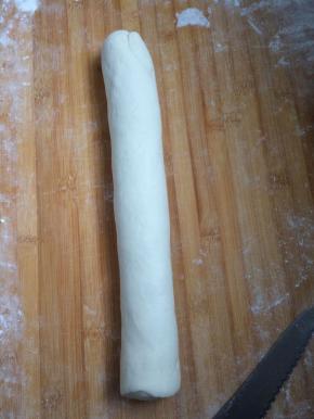 将发酵好的面团取出，揉成长条