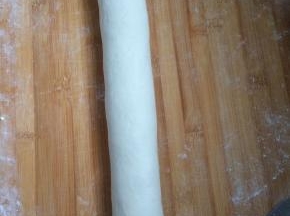将发酵好的面团取出，揉成长条