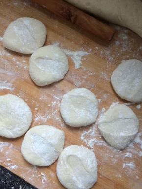 在逐个分别用手掌按扁备用