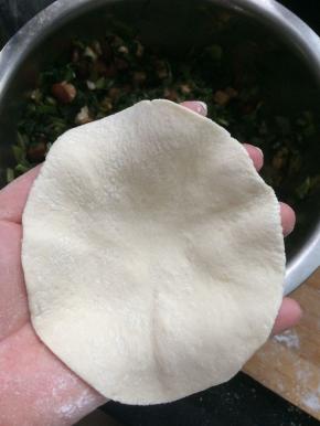 在用擀面杖擀成圆剂子