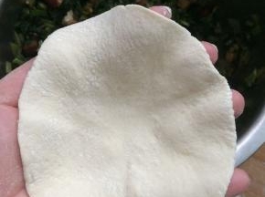 在用擀面杖擀成圆剂子