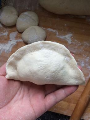 对折捏紧，收好口即可。