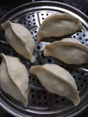 将包好的包子，放入蒸锅中，盖上盖子，发酵20分钟，开大火蒸20分中即可。