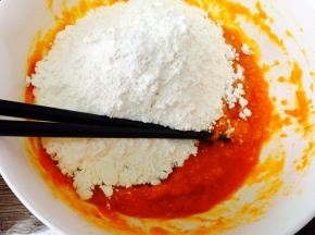 然后再加入中筋面粉，可以分两次加，先用筷子拌成絮状，