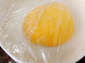 包上保鲜膜温暖处进行发酵