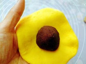 取一个小剂子擀圆，放上豆沙