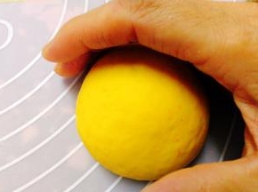 放案板上搓圆