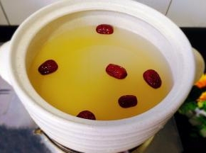 放入砂锅里加入适量的水