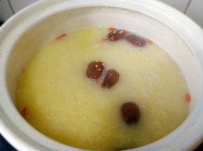 小米粥里加入枸杞子再次煮开即可