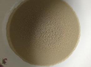 将面包粉250，细砂糖50，盐3.5克，酵母4克，鸡蛋50克，水45克，牛奶50克一起加入面包机内