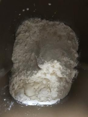 走完一个程序后加入黄油35克，用后油法揉到出手套膜