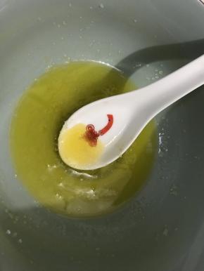 25克黄油软化后，再加入25克的糖粉，拌和一下