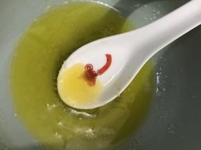 25克黄油软化后，再加入25克的糖粉，拌和一下