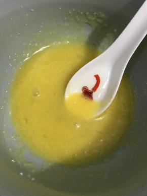 再分二三次加入25克的全蛋液，拌和