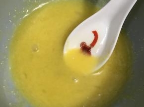 再分二三次加入25克的全蛋液，拌和