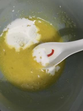 再分二三次加入25克的牛奶，拌和