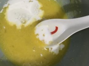 再分二三次加入25克的牛奶，拌和