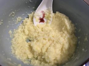 加入椰蓉，充分的混和待用