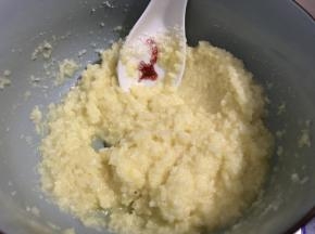 加入椰蓉，充分的混和待用