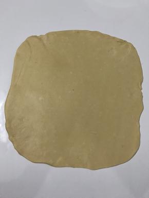 取出面团略搓圆，静止15分钟 将面团擀成长方形状