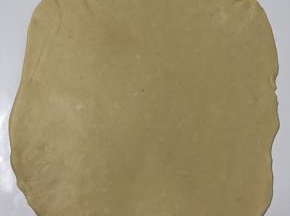 取出面团略搓圆，静止15分钟 将面团擀成长方形状