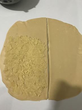 然后在2/3处涂上之前拌好的椰蓉馅