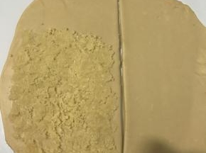 然后在2/3处涂上之前拌好的椰蓉馅